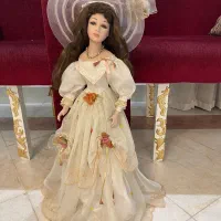 عروسک سرامیکی با جایگاه چوبی