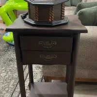 تلفن قدیمی و میز مدل قدیمی