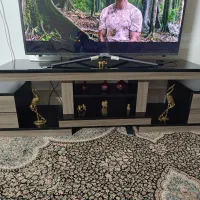 میز تلوزیون تمیز و سالم وتابلو