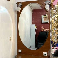 آینه دیواری و صندلی ارایشگاه