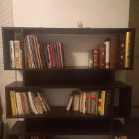 کتابخانه و لوستر و ساعت دیواری