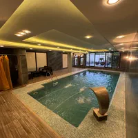 عمارت لوکس مرمر میزبان شما|اجارهٔ کوتاه‌مدت ویلا و باغ|تهران, دریاچه شهدای خلیج فارس|دیوار