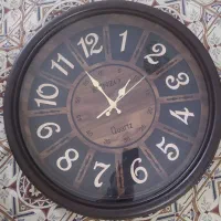 یک عدد ساعت دیواری