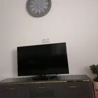 میز تلویزیون، ساعت دیواری