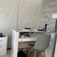 ۲ عدد میز چوبی رنگ سفید تمیز