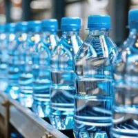 کارگر خط تولید با جای خواب و غذا