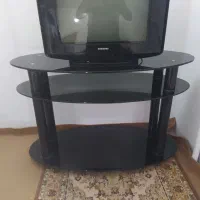 تلویزیون ۲۱ سامسونگ با میز تلویزیون شیشه ای|تلویزیون و پروژکتور|قم, چهل درخت‎|دیوار