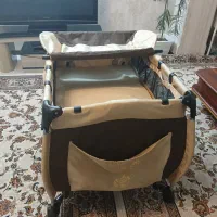 گهواره وتخت کنار مادر