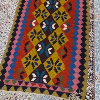 فرش سنتی بزرگ و کوچیک داره