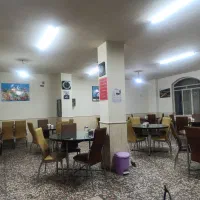 به یک نگهبان در تالار منتظر نیازمندیم