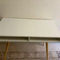 میز تحریر سفید کم‌استفاده و تمیز