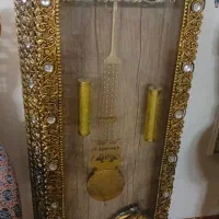 لوازم برنجی ساعت ایستاده کنارسالنی مجسمه