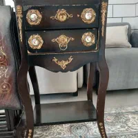 جلو مبلی و میز تلفن.