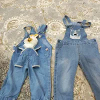 شلوار لی و پیشبندی بچگانه