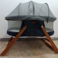 تخت کنار مادر