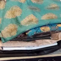 مقداری لباس برای تعویض روغنی ها