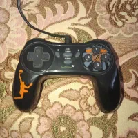 یک عدد دسته بازی کامپیوتر