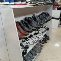 استدند و قفسه فروشگاه