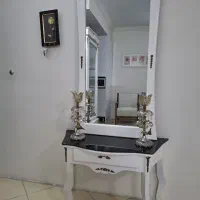 آیینه و میز  و شمعدون.