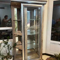 بوفه ۴ طبقه پشت آیینه مدرن