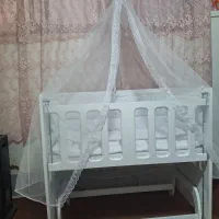 تخت کودک کنار مادر