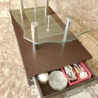 میز عسلی سالم 2 طبقه دارای چرخ و کشو 500 تومن