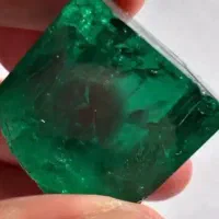 یک زمرد یک یشم سه قطعه سنگ گوهر