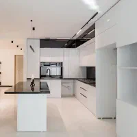 یک نیرو  نیمه ماهر ساخت ومونتاژ کابینت