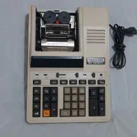 ماشین حساب قدیمی و تلفن طرح قدیم