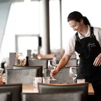 پیتزا زن سالن کار ظرفشور