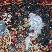تعدادی کابل شارژر و شارژر ترانسی نو