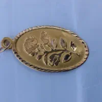 پلاک طلا یک گرم و هشتاد سوت 3درصد روی تابلو