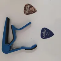 کاپو و دو عدد پیک گیتار نو