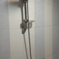 تعدادی شیرآلات و روشویی