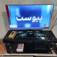 زیر تلویزیونی شیشه ای تمیز در حد نو بدونه خط وخش