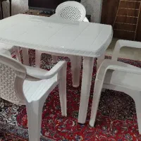 یک ست میز و صندلی پلاستیکی چهار نفره