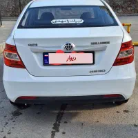 برلیانس h230 صندوقدار سفید مدل ۹۵