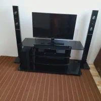 تلویزیون ۳۲اینچ به همراه میز شیشه ای پنکه و پشتی