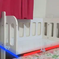 تخت کنار مادر