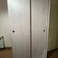 کمد لباس سفید و طوسی رنگ ، درب‌ها کشوئی