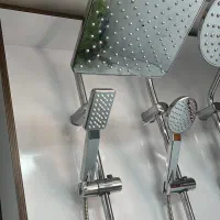 مونتاژ کار و بسته بند قطعات دوش حمام