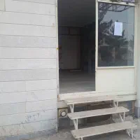 یک باب مغازه تجاری بر خیابان