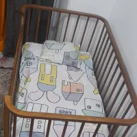 تخت کودک کنار مادر