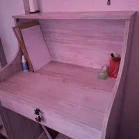 یک عدد میز تحریر