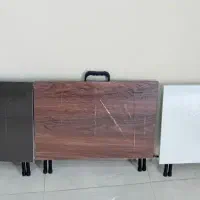 میز تحریر نشسته /میز لب تاب