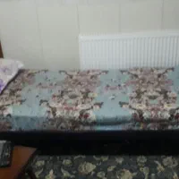 یک عدد تخت یک نفره اهنی با تشک کارکرده