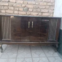 تلویزیون قدیمی کمدی و میز تلفن و چرخ خیاطی قدیمی|کلکسیون اشیاء عتیقه|تربت‌حیدریه, منظر|دیوار