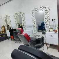 دکور ارایشگاه.اینه ومیز های کنار اینه