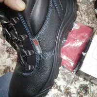 لباس وشلوارکار با کفش ایمنی