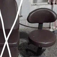 یک عدد صندلی جک دار و چرخ دار کاملا سالم